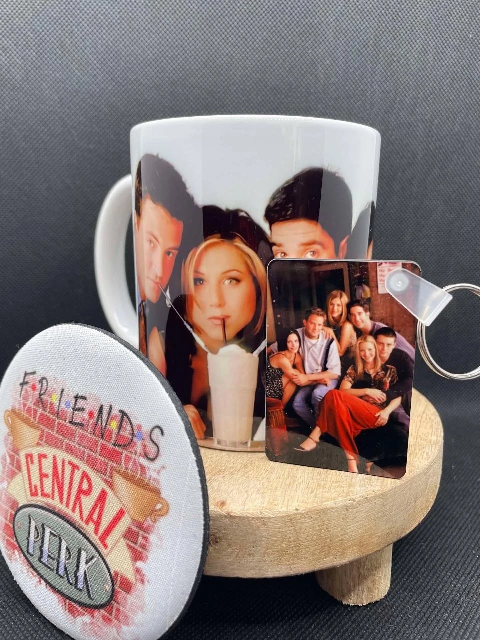 🎁 Coffret Mug – Mug + Porte-clés + Dessous de Tasse – Friends ☕🛋️